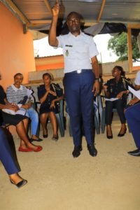 Policier échangeant avec les sourds muets à Nzeng Ayong