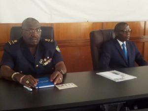 (droite) Ministre d'État en charge de l'Intérieur; (Gauche) Général de Corps d'Armée, Commandant en Chef des FPN