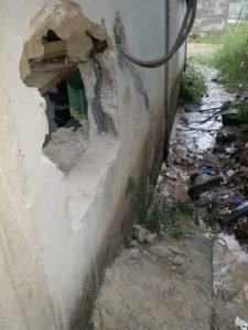 Le mur arrière de la boutique après le méfait