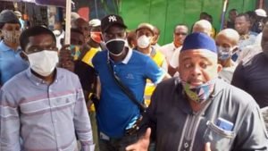 Le 4ème adjoint au Maire de Libreville sensibilisant les commerçants