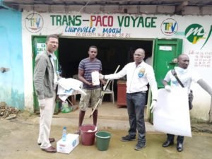 Les membres de La Nyanga Autrement remettant les kits sanitaires