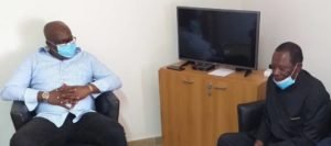 Le Maire d'Oyem recevant quelques notables de Huit