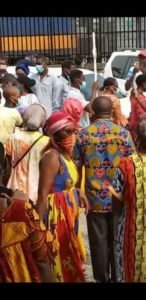 Dans le chagrin, la population a multiplié les comportements à risques