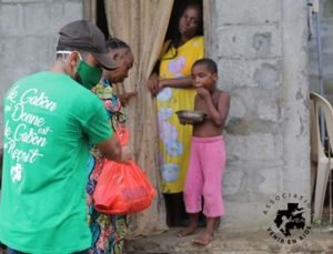 VEA remettant un colis alimentaire à une famille démunies