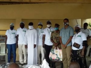L'ONG Takhawou Askane-Wi remettant un don de denrées alimentaires à la prison centrale de Libreville