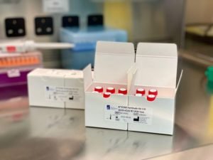 Vue d'un carton contenant des tests de détection