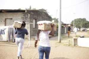 L'équipe de Marc Logan Tchango en pleine opération de distribution de kits alimentaire
