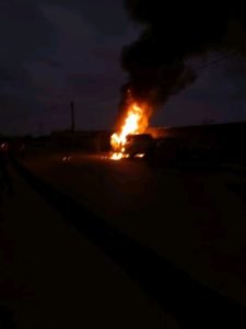 Le véhicule en flamme