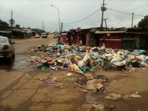 La ville d'Oyem accablée par les immondices
