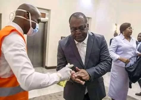 IMG-20200317-WA0042 CORONAVIRUS : LES MEMBRES DU GOUVERNEMENT RESPECTENT LES MESURES BARRIÈRES