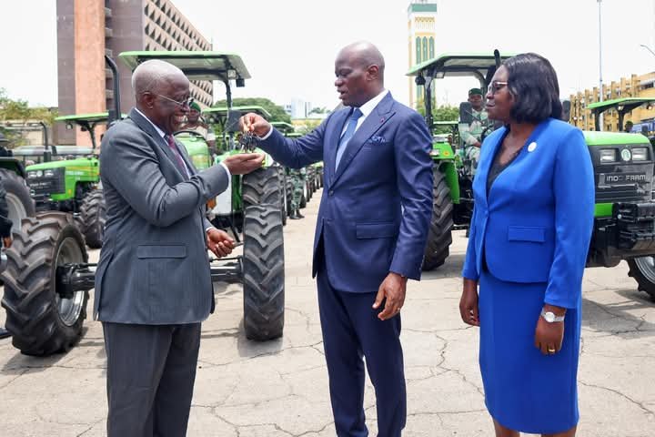 Agriculture : Le Président de la Transition remet un important lot de matériel au gouvernement