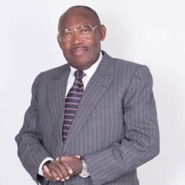 Idriss Firmin NGARI : Le dernier salut au général tonnerre silence, respect et émotion accompagnent le départ d’un monument de la République.