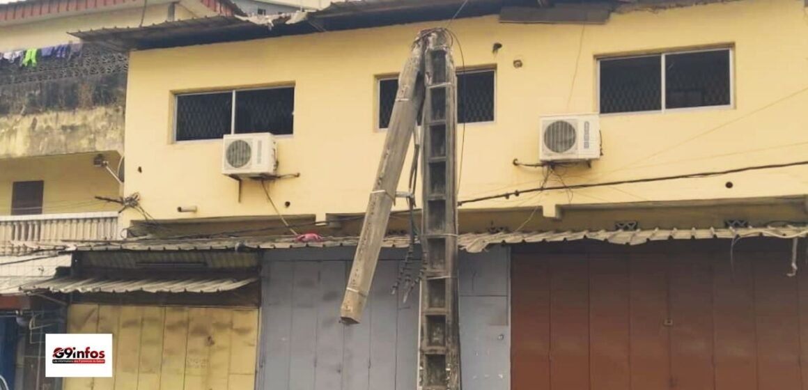 Petit Paris : un poteau électrique prêt à s’écrouler menace les passants, l’indifférence inquiète Petit Paris : Un poteau électrique prêt à s’écrouler menace les passants, l’indifférence inquiète