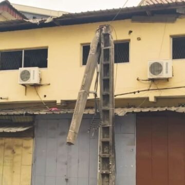 Petit Paris : un poteau électrique prêt à s’écrouler menace les passants, l’indifférence inquiète Petit Paris : Un poteau électrique prêt à s’écrouler menace les passants, l’indifférence inquiète