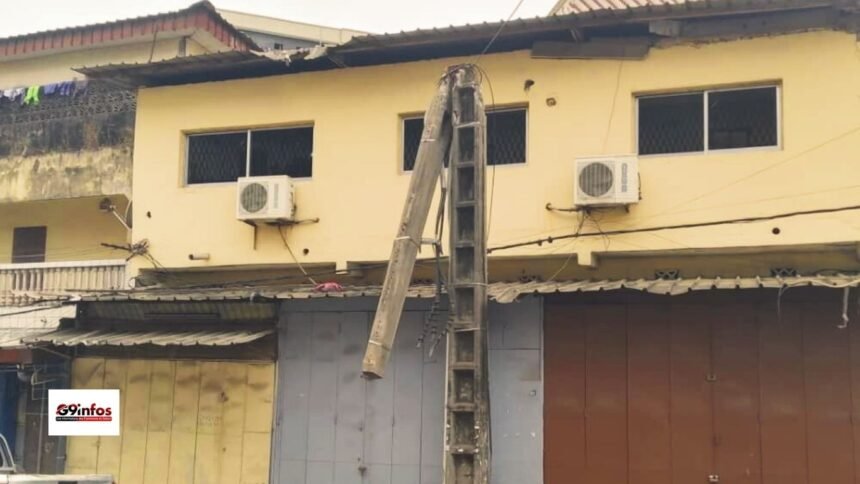 Petit Paris : un poteau électrique prêt à s’écrouler menace les passants, l’indifférence inquiète Petit Paris : Un poteau électrique prêt à s’écrouler menace les passants, l’indifférence inquiète