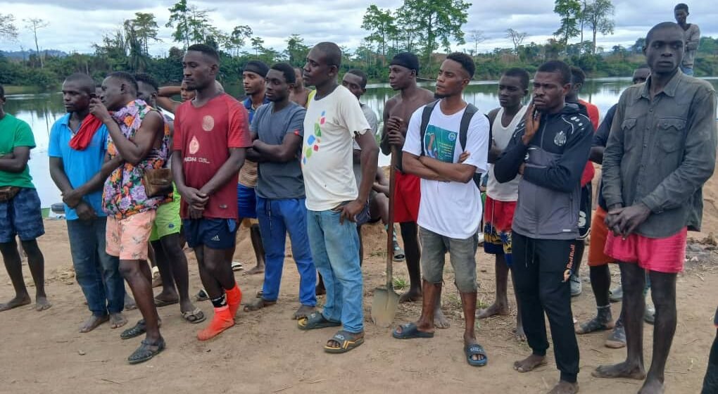 Tchibanga : Pierre Alain Mounguengui tend la main aux sableurs du quartier Colombie