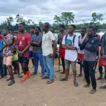 IMG-20250926-WA0311 Tchibanga : Pierre Alain Mounguengui tend la main aux sableurs du quartier Colombie