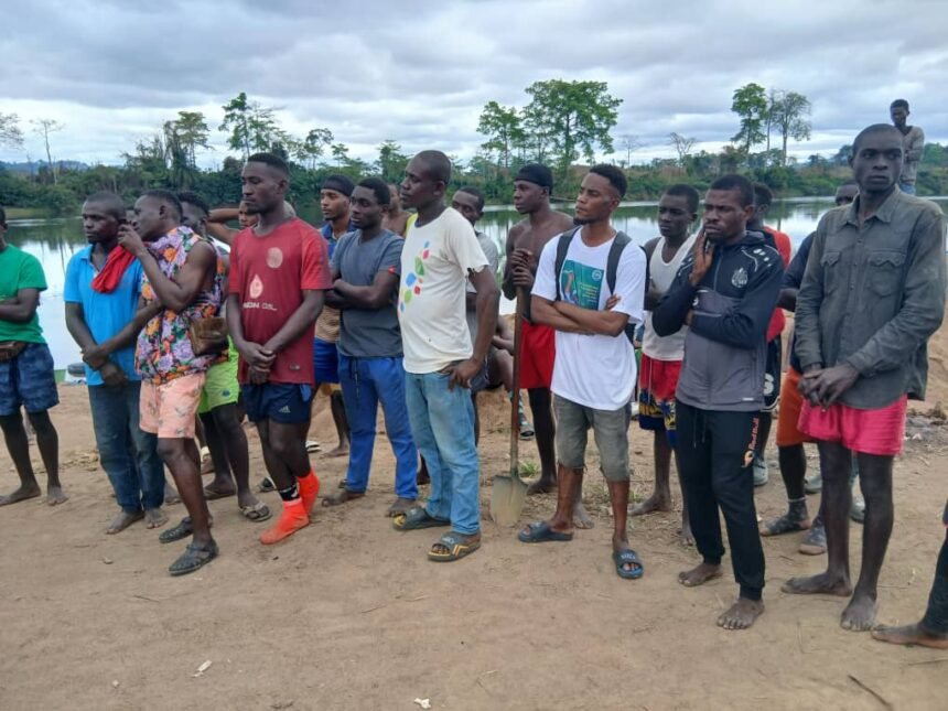 IMG-20250926-WA0311 Tchibanga : Pierre Alain Mounguengui tend la main aux sableurs du quartier Colombie