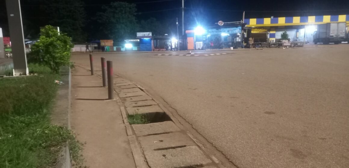 Incroyable à Mouila : Il aurait volé des boissons puis laissé ses excréments dans un bar