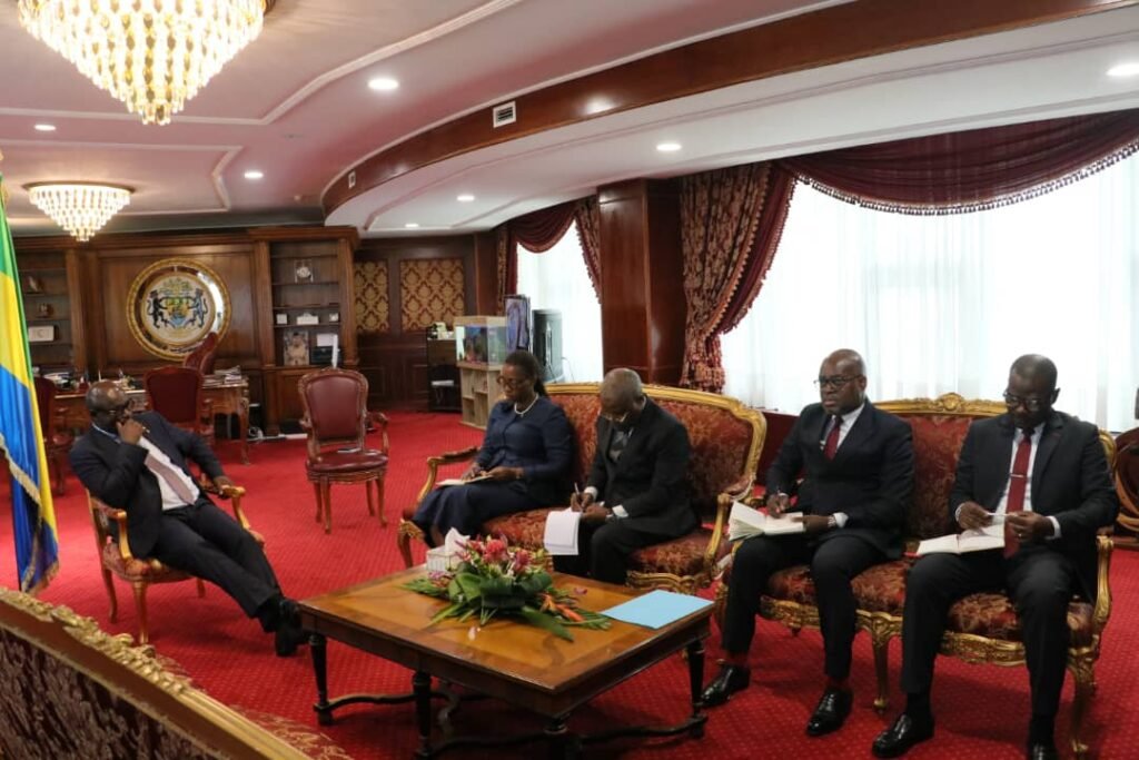 Le président ONANGA M.NDIAYE,la 3ème VPANParfaite AMOUYEME OLLAME épouse DIVASSA,le 2ème Secretaire du Bureau, Faustin Bilie BI Essone et les responsables administratifs au cabinet