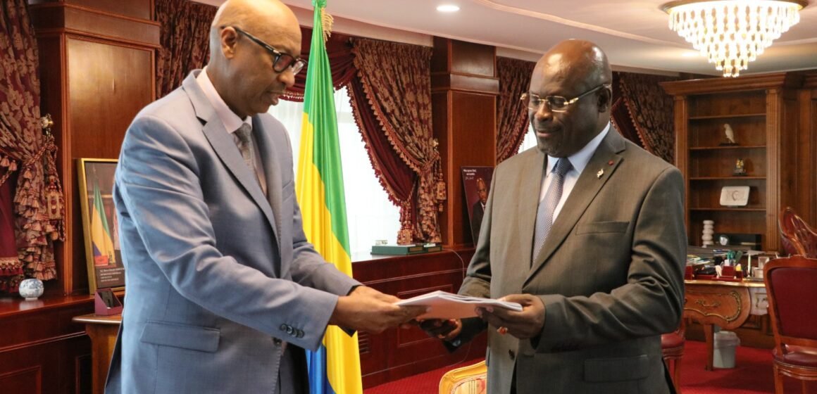 AUDIENCE : Le Président Michel Régis Onanga M. Ndiaye échange avec une Délégation de l’OIF.