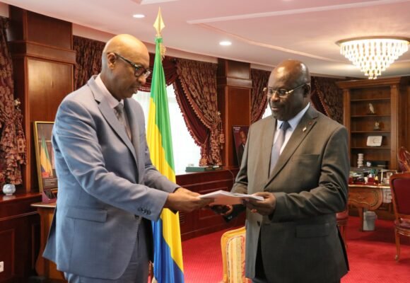 AUDIENCE : Le Président Michel Régis Onanga M. Ndiaye échange avec une Délégation de l’OIF.