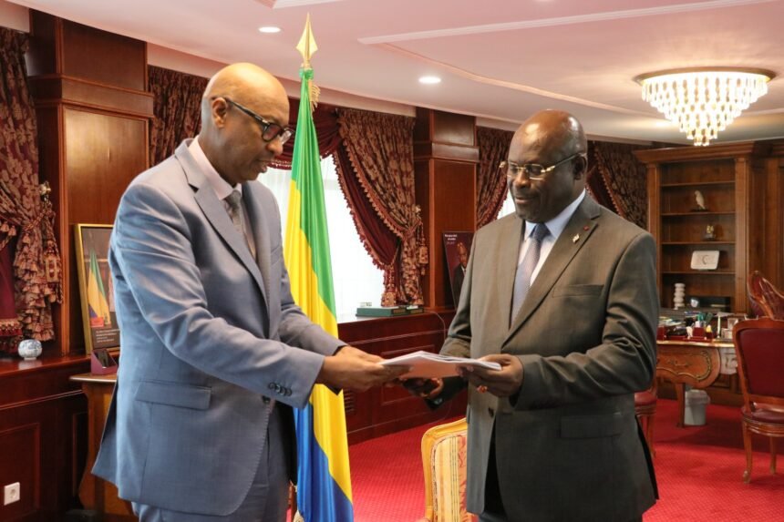 AUDIENCE : Le Président Michel Régis Onanga M. Ndiaye échange avec une Délégation de l’OIF.