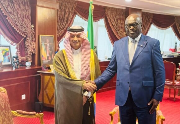 Audience : Onanga M. Ndiaye échange avec l’Ambassadeur d’Arabie Saoudite et le Représentant de l’OMS au Gabon.