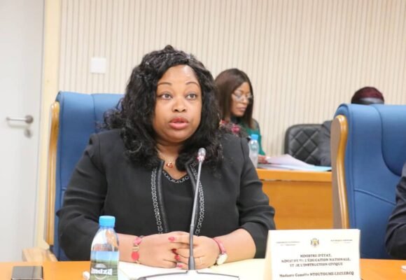 Travaux : Le ministre d’État, ministre de l’Éducation nationale, Camélia Ntoutoume Leclercq devant la Commission des lois.