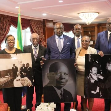 𝐀𝐮𝐝𝐢𝐞𝐧𝐜𝐞 : Après l’hommage, l𝐚 𝐟𝐚𝐦𝐢𝐥𝐥𝐞 Georges 𝐃𝐚𝐦𝐚𝐬 Aleka 𝐫𝐞𝐜̧𝐮𝐞 𝐚𝐮 𝐏𝐚𝐥𝐚𝐢𝐬 𝐋𝐞́𝐨n Mba. 𝐀𝐮𝐝𝐢𝐞𝐧𝐜𝐞 : Après l’hommage, l𝐚 𝐟𝐚𝐦𝐢𝐥𝐥𝐞 Georges 𝐃𝐚𝐦𝐚𝐬 Aleka 𝐫𝐞𝐜̧𝐮𝐞 𝐚𝐮 𝐏𝐚𝐥𝐚𝐢𝐬 𝐋𝐞́𝐨n Mba.