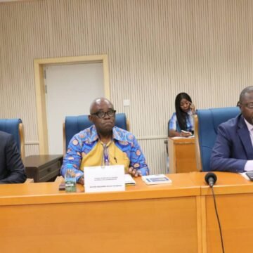 Travaux : Les Députés ont auditionné le Pr Kwenzi Mikala du CND et Foumboula Libeka Makosso du CESEC. Travaux : Les Députés ont auditionné le Pr Kwenzi Mikala du CND et Foumboula Libeka Makosso du CESEC.