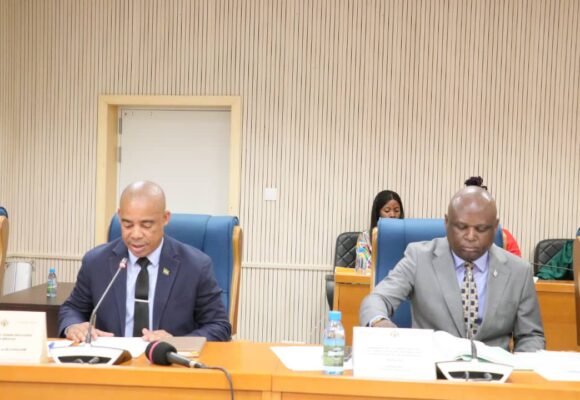 Travaux : Germain BIAHODJOW défend le texte sur la réorganisation de la HAC devant la Commission de la Communication.
