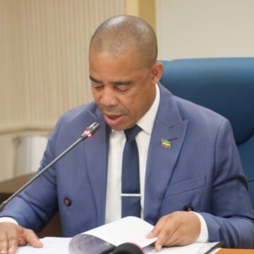 Travaux :  Le ministre de la Communication défend deux ordonnances relatives aux réformes du numérique au Gabon.
