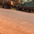 Ntoum : Un Canter percute violemment un grumier, le conducteur tué sur le coup