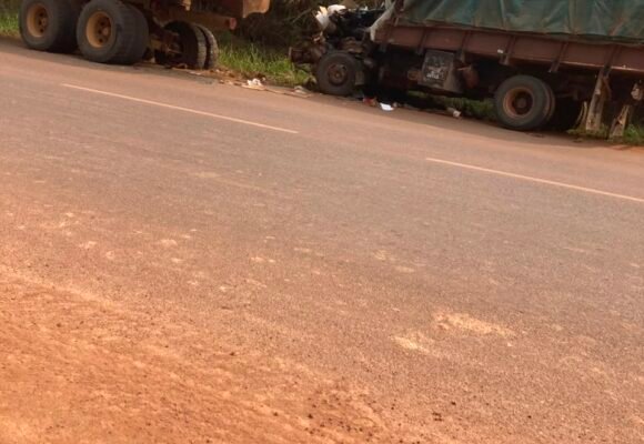 Ntoum : Un Canter percute violemment un grumier, le conducteur tué sur le coup