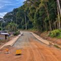 AKANDA : AU CAP SANTA CLARA, LA ROUTE DE 12 KM SORT PROGRESSIVEMENT DE TERRE